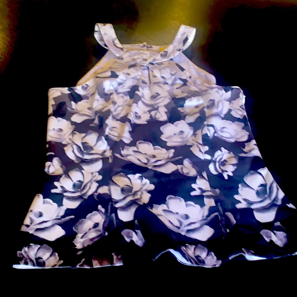 Like new White House Black market flowered top, worn once.